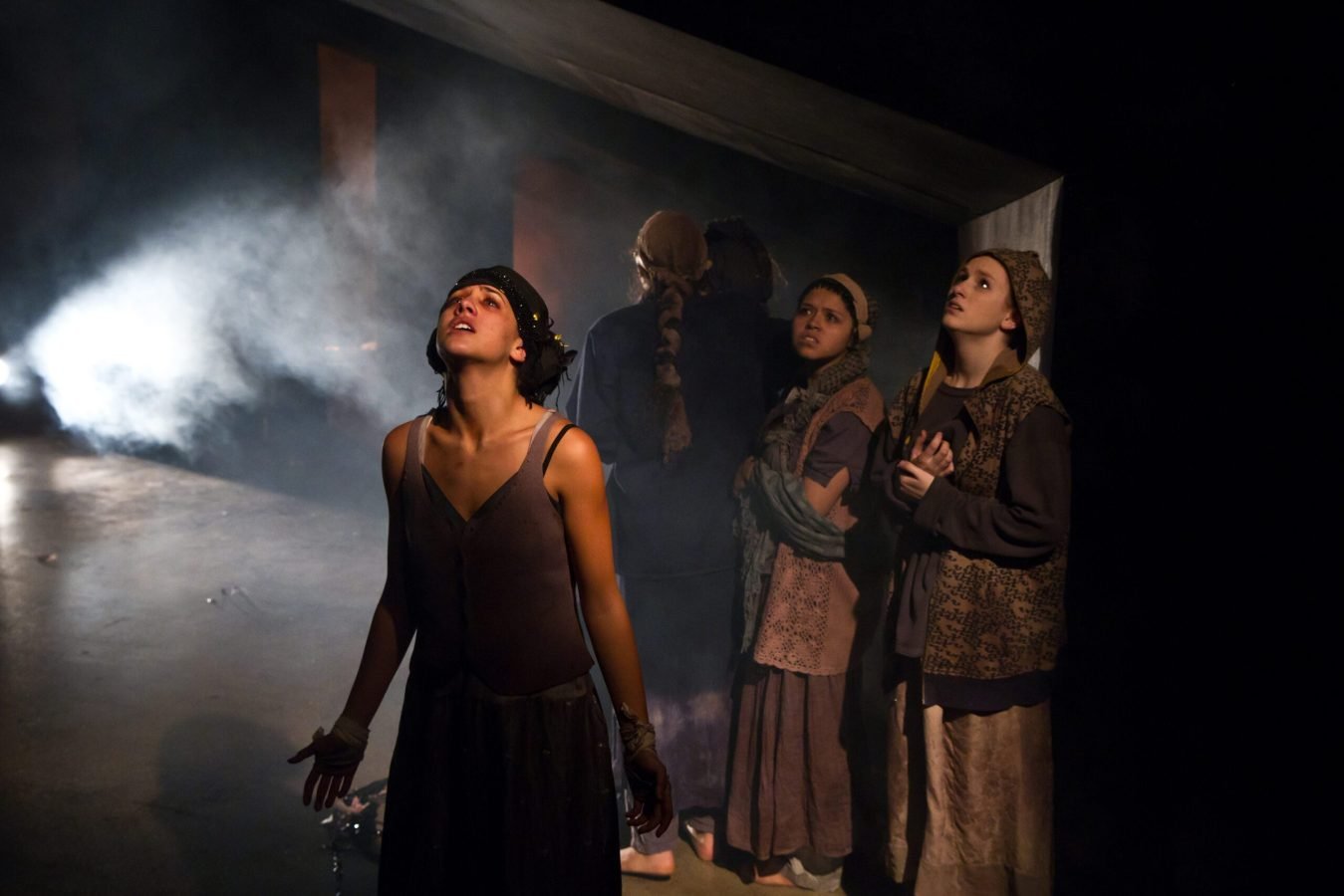 6x9_TheTrojanWomen_2011_374