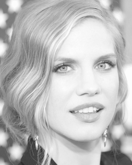Anna-Chlumsky-880×1100 Anna-Chlumsky-880x1100