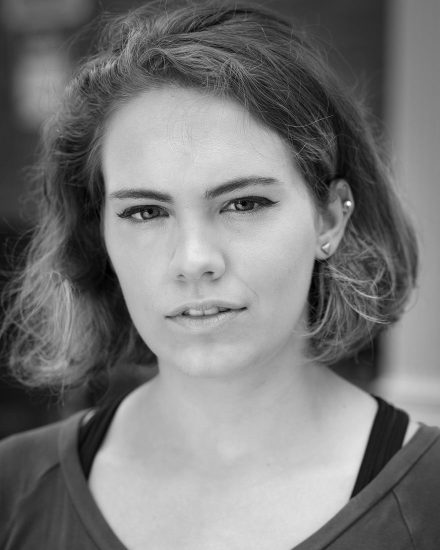 Gitre_Vicky-Web-880x1100