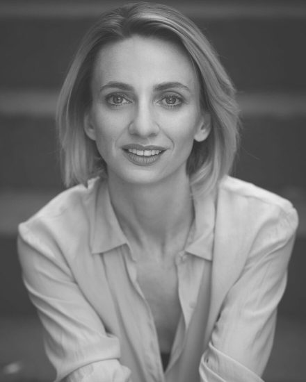 Naomi-Livingstone-880×1100 Naomi-Livingstone-880x1100