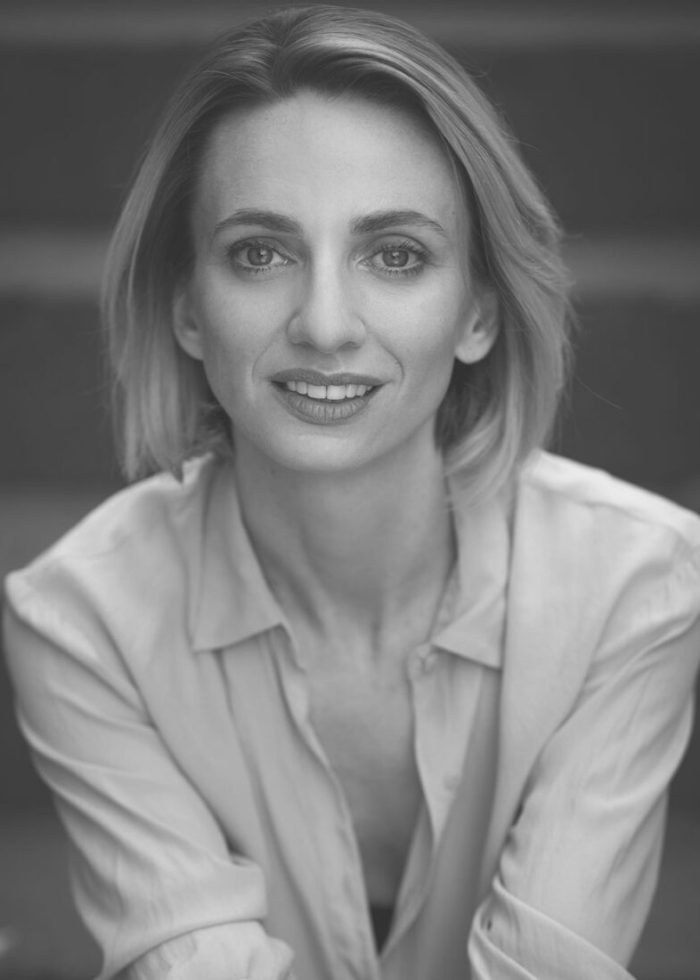 Naomi-Livingstone-880x1100