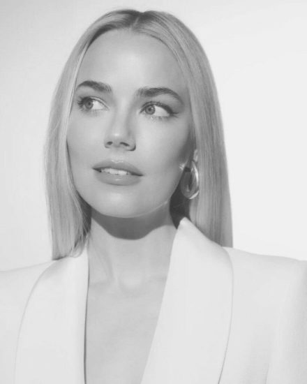 Rebecca-Rittenhouse-880×1100 Rebecca-Rittenhouse-880x1100